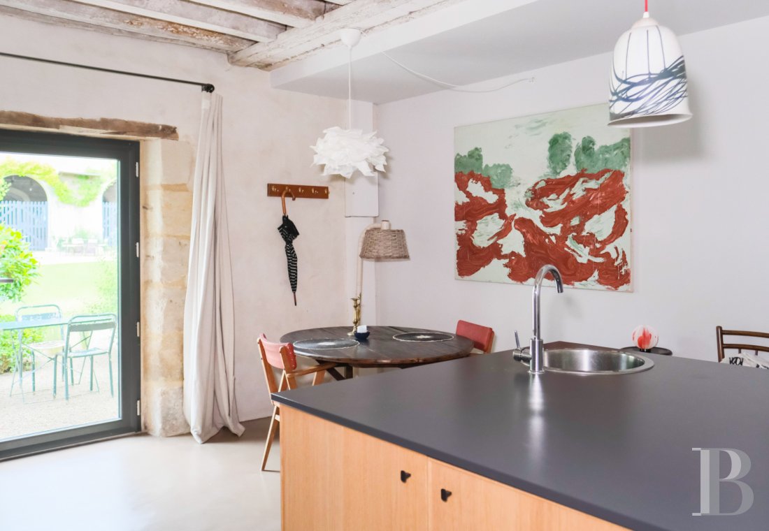 A artists' house with a cluster of small houses on the way to Le Mans - photo  n°44